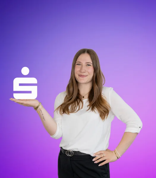Vor einem violett-blauen Hintergrund steht eine junge Frau. Sie lächelt, trägt eine helle Bluse und eine dunkle Hose. Mit einer Hand hält sie die Hüfte, während sie mit der anderen ein schwebend dargestelltes Sparkassen-Logo über ihrer Handfläche präsentiert.